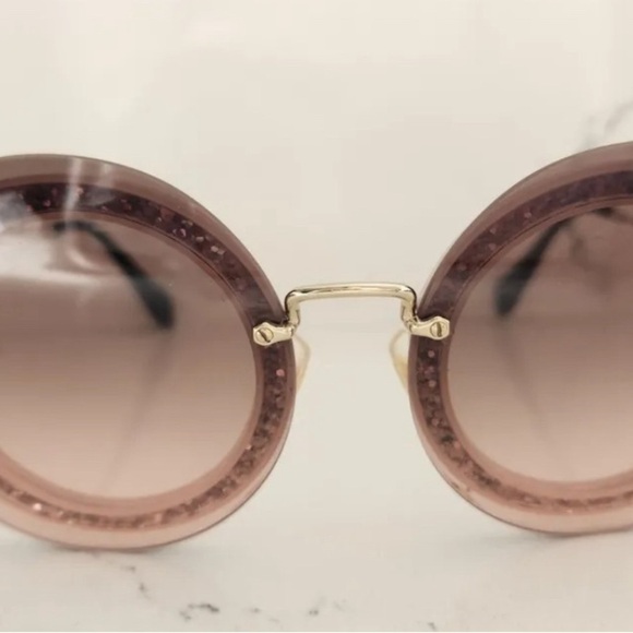 MIU MIU SMU 10R 64 17 UEU-1E2 140 2N Gold Frame Pink Lenses Round Sunglasses main image 11